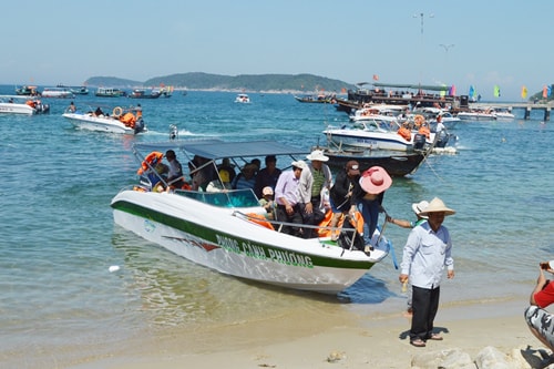 Khách du lịch Cù Lao Chàm tăng nhanh gây áp lực trong công tác vệ sinh, môi trường và an ninh trên đảo. Ảnh: V.L