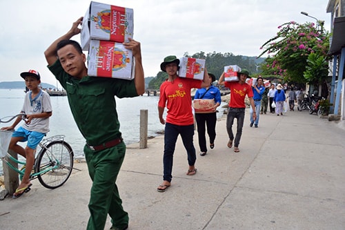 Mang quà đến với cán bộ, quân và dân xã đảo.  Ảnh: VINH ANH