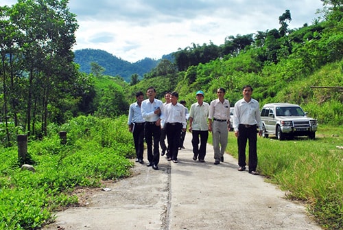 Đoàn khảo sát các điểm du lịch tại huyện Nam Giang.