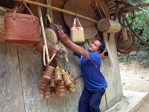 Ông Hốih Còi và những sản phẩm thủ công do ông làm ra.