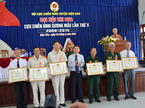 Lãnh đạo huyện Điện Bàn trao tặng giấy khen cho các cá nhân và tập thể đã đạt thành tích xuất sắc qua 5 năm.