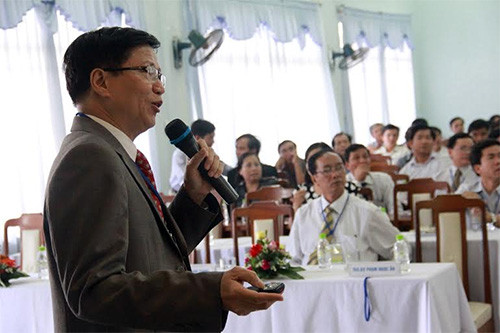 GS-TS. Huỳnh Văn Minh trình bày bài giảng tổng quan về “Cập nhật ĐT suy tim giai đoạn cuối” tại Hội nghị khoa học Bệnh viện Đa khoa tỉnh năm 2014.