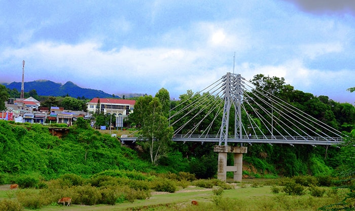 Một góc thị trấn Đakrve, huyện Kon Rẫy - điểm khởi đầu để vượt đèo Măng Đen, tỉnh Kon Tum. 