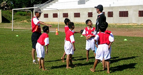 HLV Guillaume Graechen (bên phải) trong lần tuyển sinh cho Học viện Bóng đá Hoàng Anh Gia Lai Arsenal JMG vào năm 2007 tại  Quảng Nam. Ảnh: AN NHI