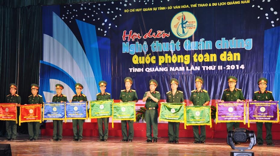 Đại tá Phan Văn Thu, Chỉ huy Trưởng Bộ chỉ huy Quân sự tỉnh trao giải Nhất, Nhì, Ba và khuyến khích cho đoàn nghệ thuật quần chúng các huyện, thành phố.