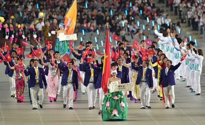 Vận động viên Hoàng Quý Phước cầm cơ cho đoàn thể thao Việt Nam tại ASIAD 2014. Việt Nam có 199 vận động viên tham gia 21 môn đi đấu, với mục tiêu đề ra là có từ 2-3 Huy chương vàng. 