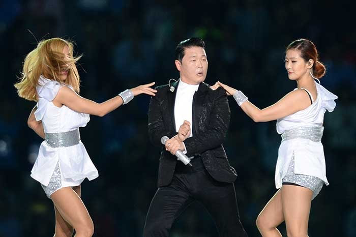 Lễ khai mạc chính thức khép lại với tiết mục từng gây “cơn sốt” - Gangnam Style và nhận được sự hưởng ứng nồng nhiệt của khán giả có mặt tại sân vận động Incheon cũng như toàn thể các vận động viên đến từ 45 quốc gia và vùng lãnh thổ châu Á.