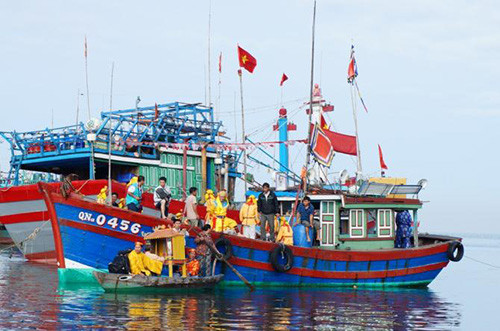 Tàu ra cửa biển để rước “Nghinh Thần” từ ngoài cửa biển về nhập lăng Ông ở xã Tam Quang (Núi Thành).          Ảnh tư liệu