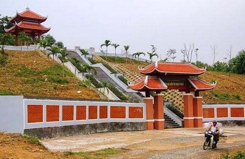 Nhiều đoạn đường đi vào Khu di tích lịch sử Nước Oa đã xuống cấp.