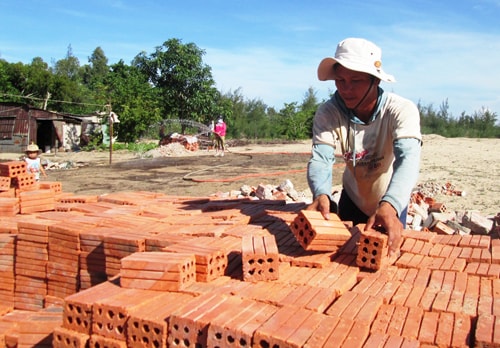 Hiện nay, đã có một vài hộ đang khẩn trương làm nhà trên 2 khu tái định cư. Ảnh: T.S