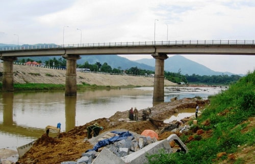 Đơn vị thi công đang khẩn trương gia cố kè sông Tiên để đối phó với bão lũ. Ảnh: N.H