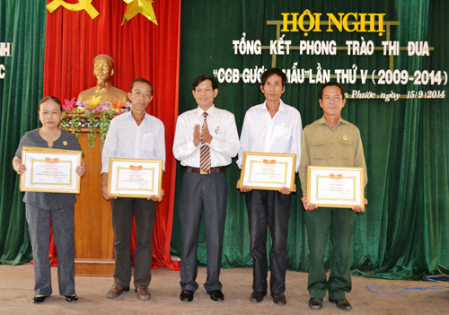 Khen thưởng các CCB gương mẫu lần thứ V của huyện Tiên Phước. Ảnh: P.H