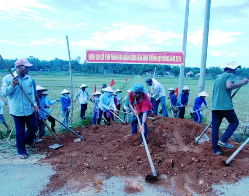 Nhân dân xã Tam Thành (huyện Phú Ninh) ra quân làm giao thông nội đồng. Ảnh: M.N