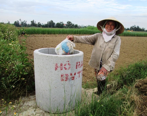 Có hố bi đựng rác thải, môi trường đồng ruộng không còn ô nhiễm. Ảnh: N.S