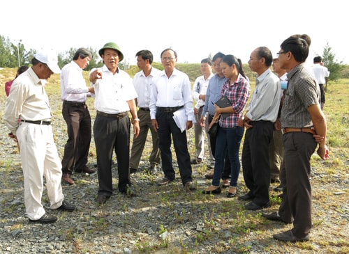 Phó Chủ tịch Thường trực UBND tỉnh Đinh Văn Thu kiểm tra các dự án đầu tư ven biển. Ảnh: T.D