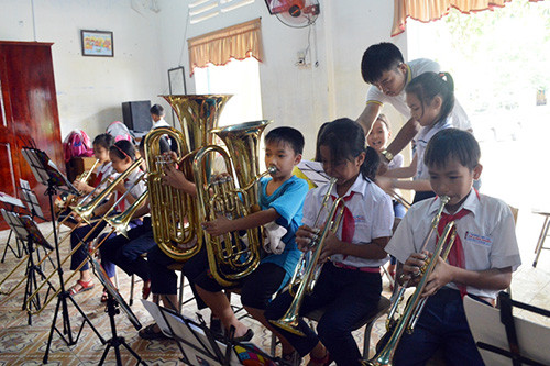Học sinh tiểu học tiếp cận với các nhạc cụ hiện đại do KOICA tài trợ. Ảnh: VĨNH LỘC