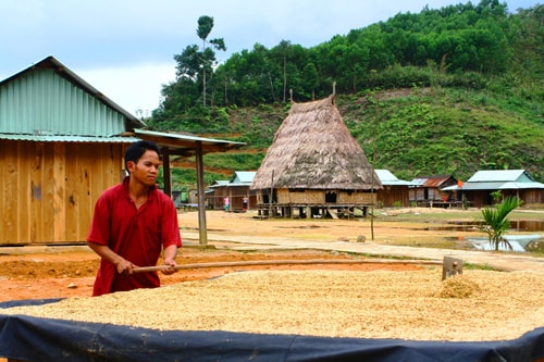 Đến với các làng bản, du khách có thể tham gia sinh hoạt cùng đồng bào.