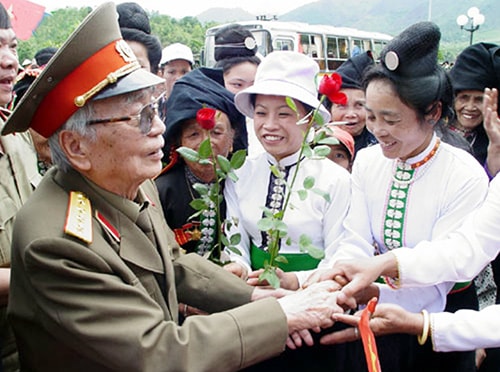 Đại tướng Võ Nguyên Giáp thăm hỏi đồng bào trong lần về thăm Điện Biên Phủ.Ảnh tư liệu