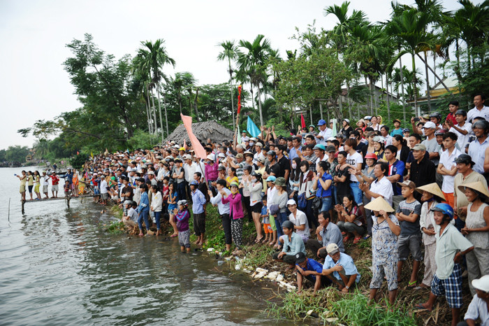 Giải đua thuyền thu hút đông đảo người dân và du khách đến cổ vũ.