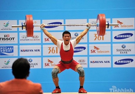 Lực sỹ cử tạ Thạch Kim Tuấn cũng được ghi danh với 2 kỷ lục châu Á mới