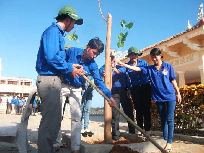 Đoàn viên thanh niên huyện Phú Ninh trồng cây tại Nhà trưng bày đội Hoàng Sa Bắc Hải.