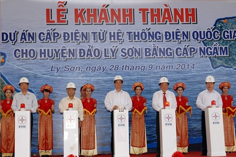 Thủ tướng Nguyễn Tấn Dũng dự và phát biểu tại Lễ khánh thành Dự án Cấp điện từ hệ thống điện quốc gia cho huyện đảo Lý Sơn bằng cáp ngầm. Ảnh: VGP