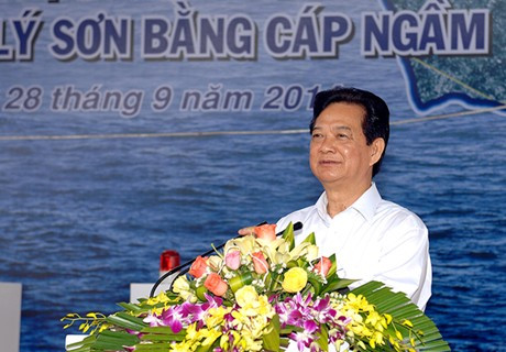 Thủ tướng Nguyễn Tấn Dũng khẳng định, Dự án Cấp điện từ hệ thống điện quốc gia cho huyện đảo Lý Sơn bằng cáp ngầm là dự án có ý nghĩa rất quan trọng - Ảnh: VGP