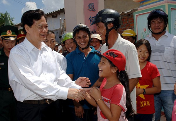 Thủ tướng chia sẻ niềm vui đón điện lưới quốc gia của bà con huyện đảo Lý Sơn.