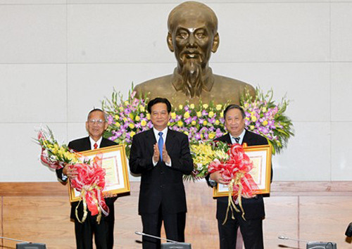 Thủ tướng Nguyễn Tấn Dũng chúc mừng đồng chí Trương Vĩnh Trọng, đồng chí Phạm Gia Khiêm được nhận phần thưởng cao quý của Đảng, Nhà nước và nhân dân trao tặng.