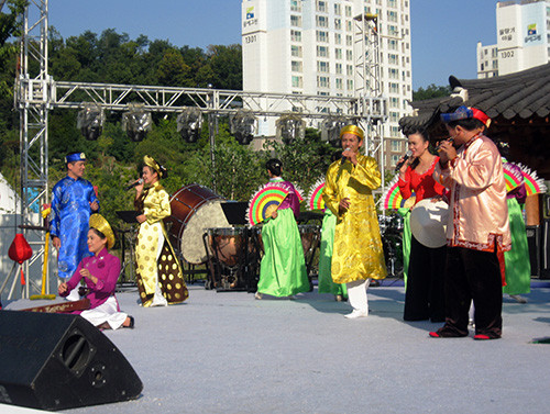 Tiết mục hát múa dân ca Hàn Quốc do Đoàn nghệ thuật TP.Hội An biểu diễn tại Lễ hội thành Doksan.