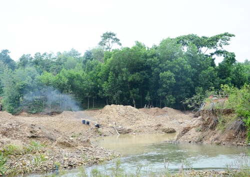 Tại lòng sông Quế Phương, có nhiều thiết bị máy móc phục vụ khai thác vàng.