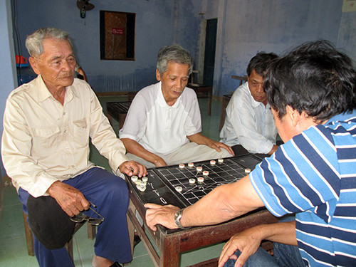 Ông Lê Văn Sử (ngoài cùng bên trái) sinh hoạt tại Câu lạc bộ Hưu trí TP.Hội An. Ảnh: L.HIỀN