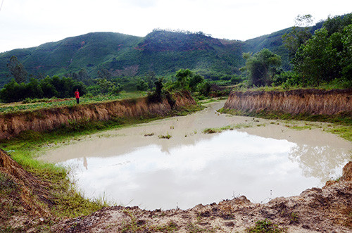 Một điểm khai thác đất sâu tại cánh đồng thôn Lộc Đại (xã Quế Hiệp) nhưng chưa hoàn thổ.