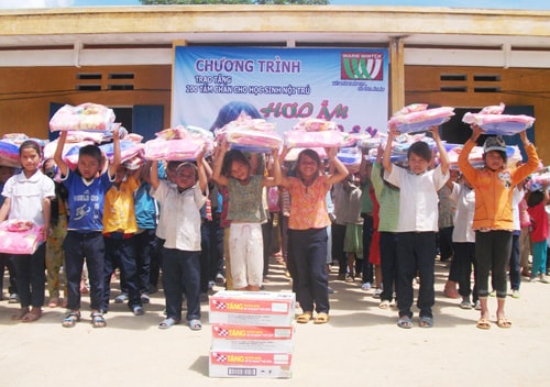 Nhiều phần quà đến với học trò Trường Tiểu học Ngọc Linh trong ngày 30.9. Ảnh: V.HÀO