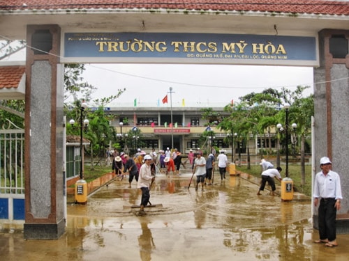 Khắc phục hậu quả sau bão lũ năm 2013 tại Trường THCS Mỹ Hòa. Ảnh: H.LIÊN