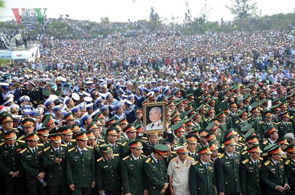 Hàng vạn người dân tiễn đưa Đại tướng Võ Nguyên Giáp về nơi an nghỉ cuối cùng ở Vũng Chùa (Ảnh: Quang Trung)