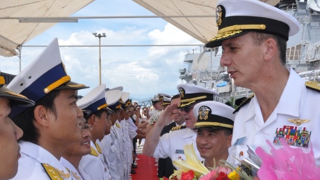 Chỉ huy tàu khu trục USS John S. McCain (Mỹ) giao lưu với đại diện Vùng 3 hải quân Việt Nam nhân dịp ghé thăm Đà Nẵng năm 2012 - Ảnh: Đăng Nam