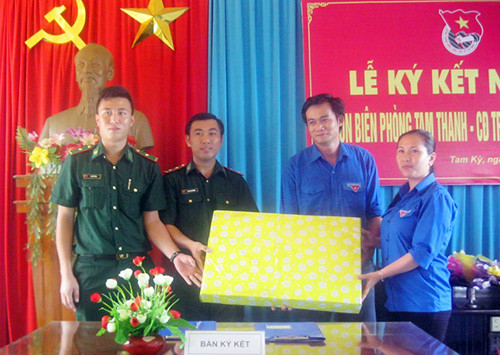 Trường THCS Lý Tự Trọng tặng quà lưu niệm cho ĐBP Tam Thanh.