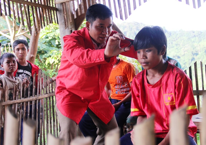 Hơn 3 năm nay, kể từ khi mô hình “hớt tóc miễn phí” tại trường được thực hiện, đã giúp rất nhiều các em học sinh làm đẹp đầu tóc.