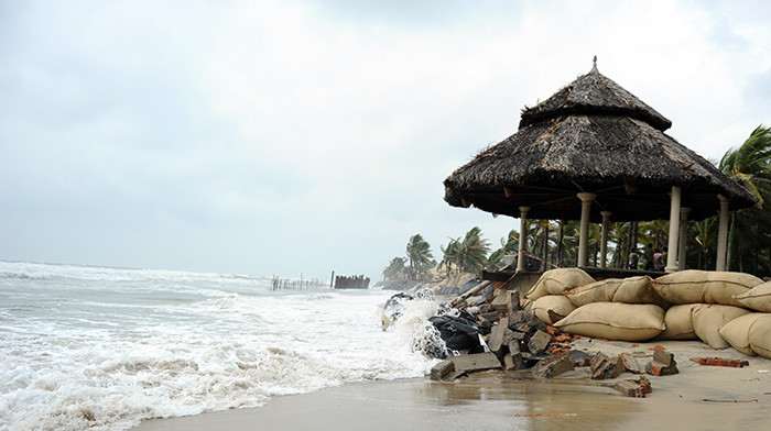 Biển lấn sập cả quầy bar của khách sạn Hội An Beach.