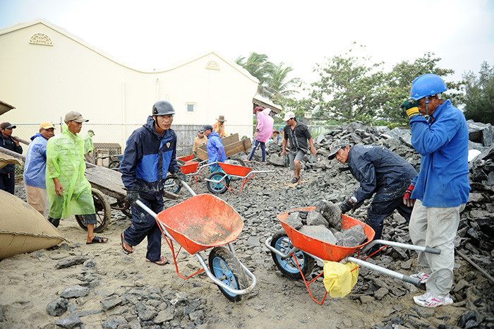 Nhiều công nhân làm việc liên tục.