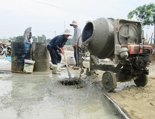 Huyện Duy Xuyên đang huy động tối đa nguồn lực cho việc bê tông hóa hệ thống giao thông nông thôn.Ảnh: T.NHI