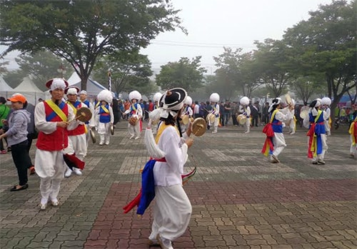 Biểu diễn cồng chiêng khai mạc Lễ hội maratong.