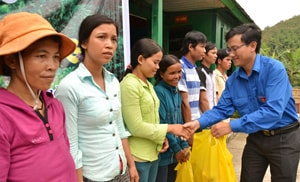 Anh Phan Văn Bình - Phó Bí thư Tỉnh đoàn, Chủ tịch Hội LHTN Việt Nam tỉnh tặng quà đồng bào vùng cao. Ảnh: VINH ANH