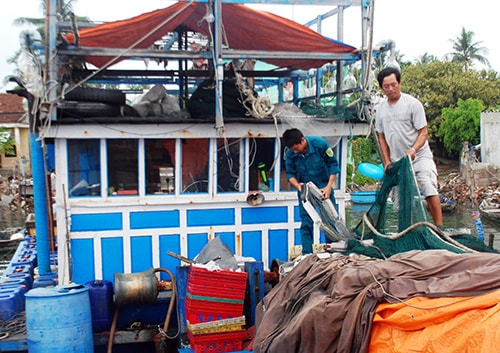 Ngư dân Tam Hải chuẩn bị ngư cụ cho chuyến vươn khơi.  Ảnh: ĐOÀN ĐẠO