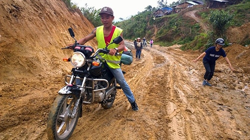 “Easyrider” Andy Phạm cùng du khách trên hành trình khám phá miền núi Quảng Nam. Ảnh: Nhân vật cung cấp