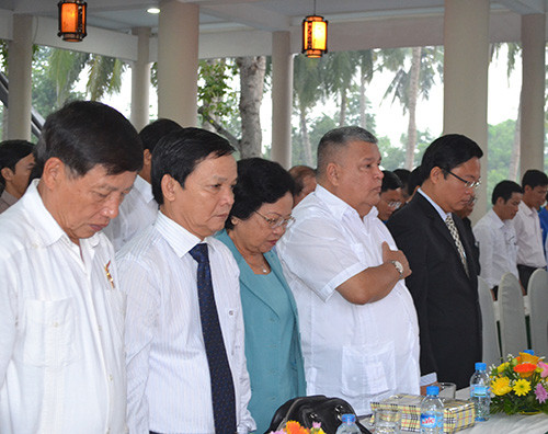 Bí thư thứ 2 Đại sứ quán Nước Cộng hòa Bo-li-va-Vê-nê zue-ê-la đứng bên phải chị Quyên.