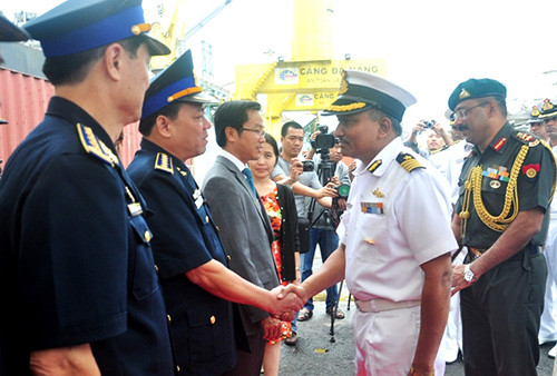 Đại diện các lực lượng thực thi pháp luật trên biển Việt Nam đón tiếp thủy thủ tàu Samudra Paheredar