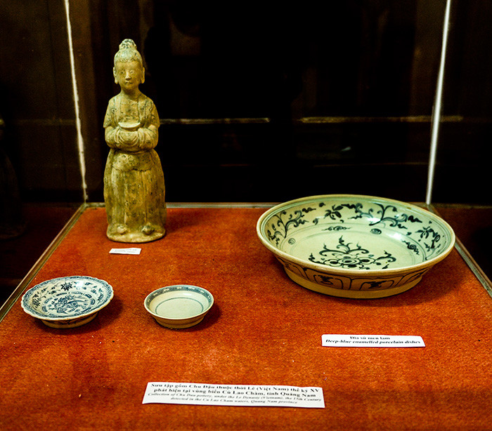 Tượng Tiên nữ và Đĩa sứ men lam trong bộ Sưu tập cổ vật gốm Chu Đậu trục vớt tại vùng biển Cù Lao Chàm.