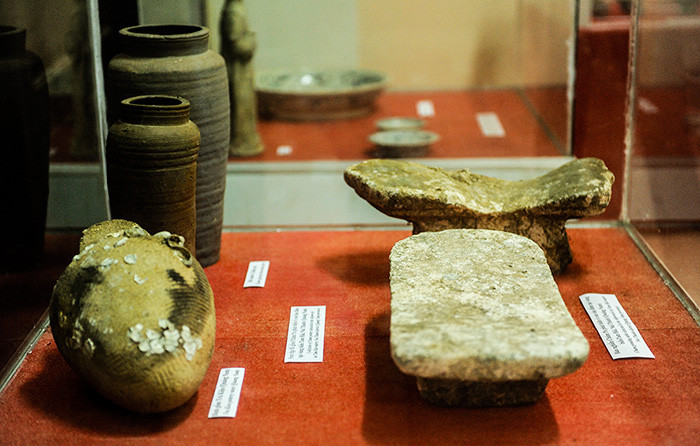 Bàn nghiền Chămpa và bình gốm Trà Kiệu được phát hiện trong con tàu đắm tại vùng biển Tam Hải (Núi Thành).